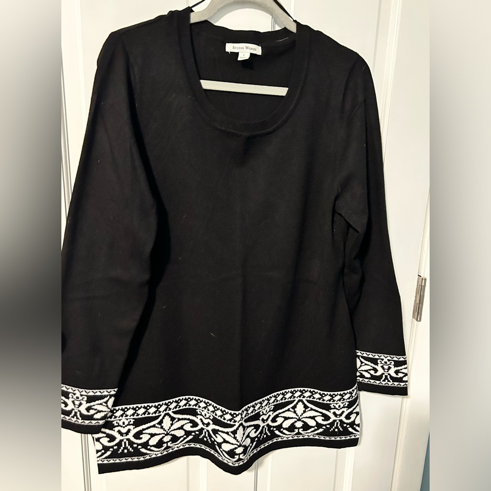 Women’s black & white tunic sweater size Large